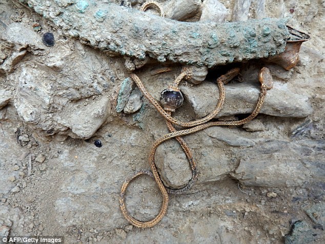 Mộ chiến binh thời cổ đại 3.500 năm tuổi chất đầy châu báu