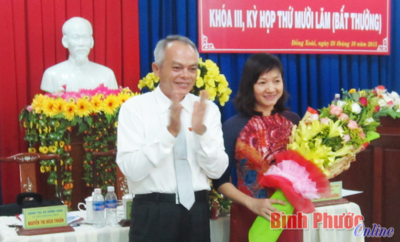 B&agrave; B&ugrave;i Thị Minh Th&uacute;y được bầu giữ chức Ph&oacute; chủ tịch UBND TX. Đồng Xo&agrave;i