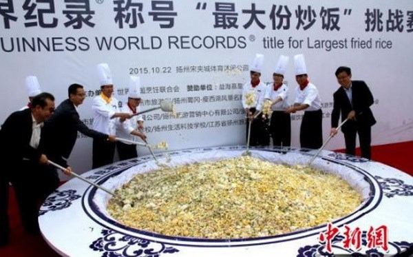 Đĩa cơm rang lập kỷ lục Guinness bị đem đổ cho lợn ăn