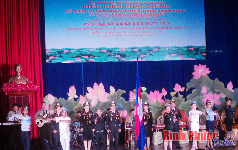 Đo&agrave;n nghệ thuật Qu&acirc;n đội Ho&agrave;ng gia Campuchia biểu diễn văn nghệ tại huyện Lộc Ninh