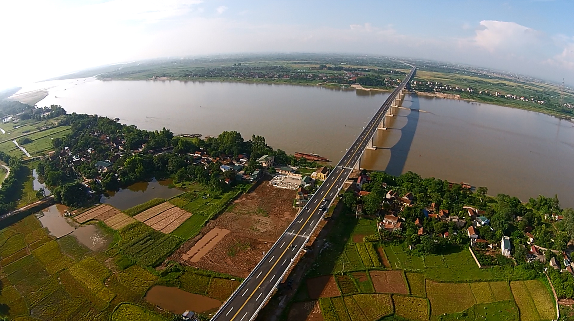 Nơi con sông Hồng chảy vào đất Việt