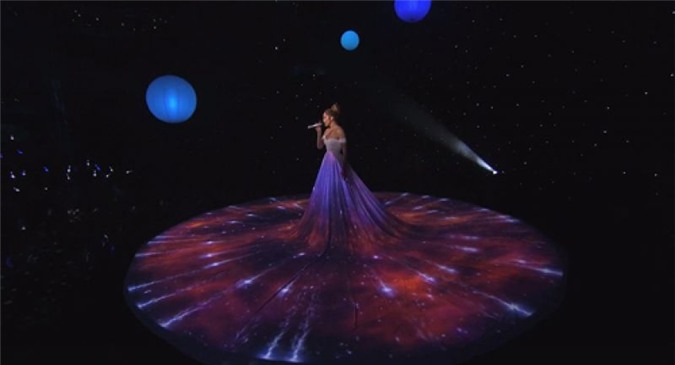 Choáng ngợp với bộ váy kỷ lục của Jennifer Lopez