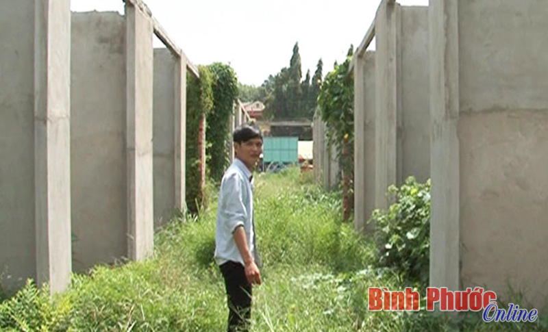 Chợ xã điểm nông thôn mới: Quá hạn thi công, cỏ mọc um tùm