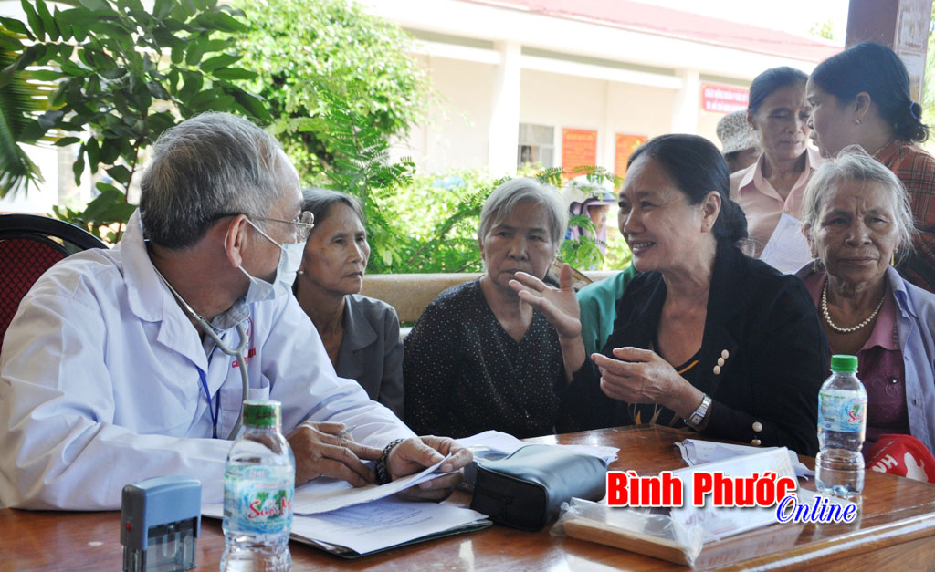 Khám bệnh, cấp thuốc miễn phí cho 400 người dân xã Phú Riềng