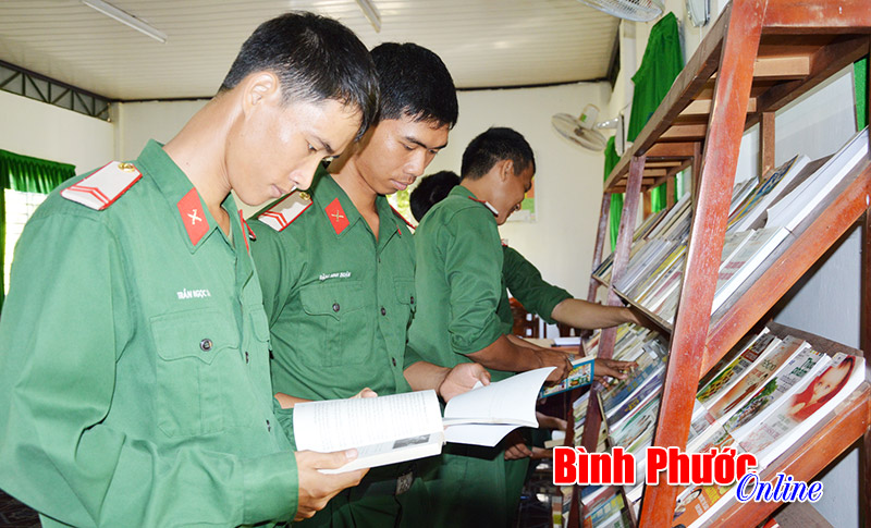 Chủ động đấu tranh ph&ograve;ng, chống th&ocirc;ng tin xấu, độc th&acirc;m nhập trong LLVT tỉnh