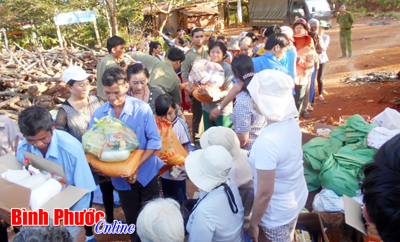 Công an huyện Đồng Phú tặng quà và tuyên truyền an toàn giao thông
