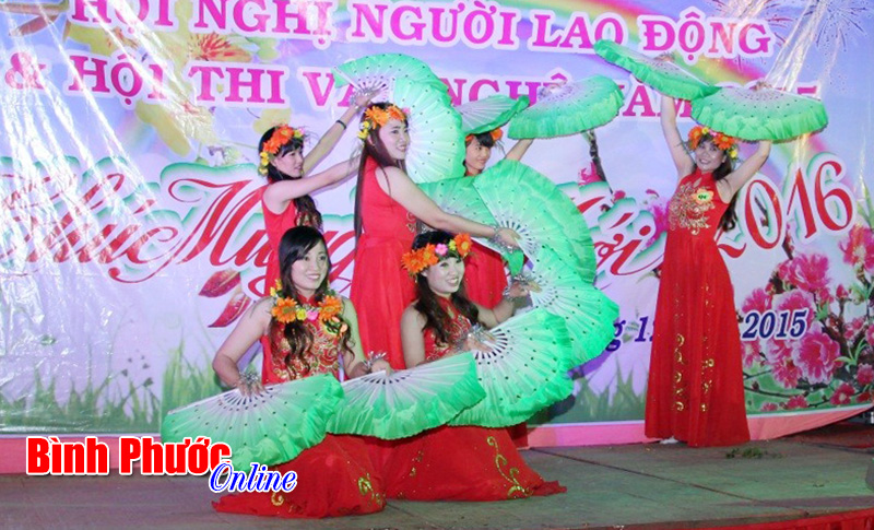 C&ocirc;ng nh&acirc;n C&ocirc;ng ty JakJin Intertex thi văn nghệ ch&agrave;o năm mới