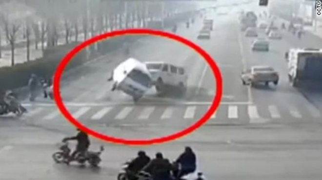 Giải mã bí ẩn xe hơi bay lên khỏi mặt đường tại Trung Quốc