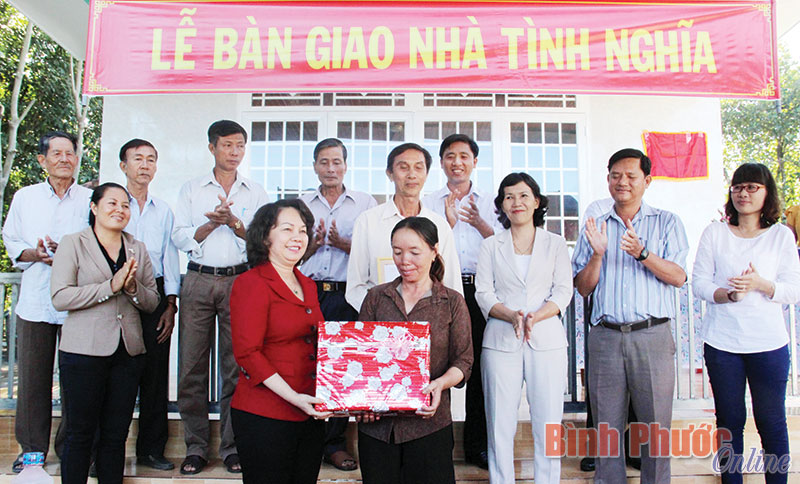 Đảng ủy Khối cơ quan dân chính đảng trao nhà tình nghĩa tại Lộc Ninh và Bù Đốp