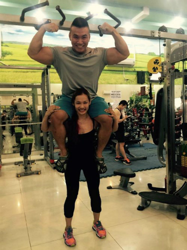 Người đẹp nâng chàng trai 106 kg trên vai