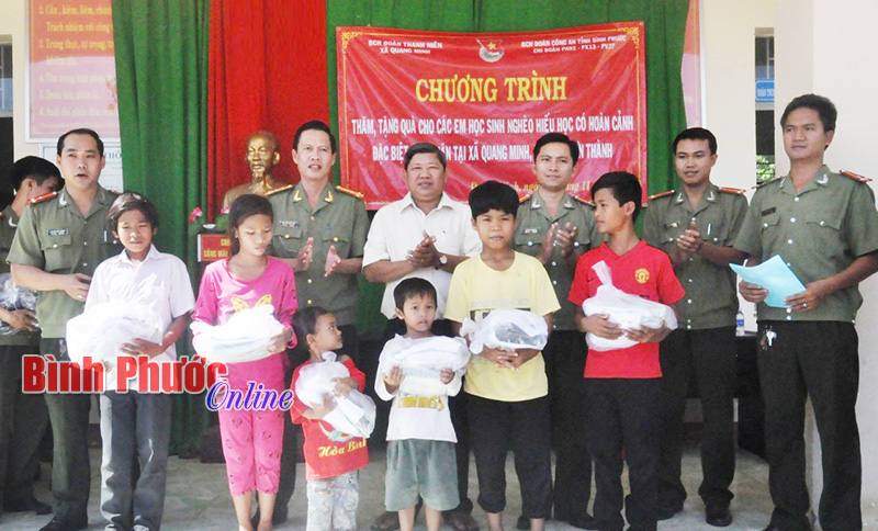 Đoàn thanh niên PA92, PX13 và PV27 Công an tỉnh tặng quà học sinh nghèo