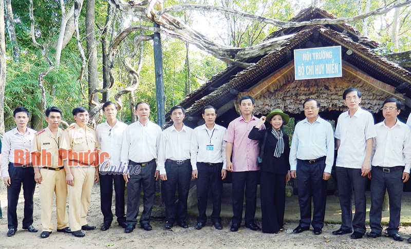 Đồng ch&iacute; Phạm Quang Nghị, Ủy vi&ecirc;n Bộ Ch&iacute;nh trị, B&iacute; thư Th&agrave;nh ủy H&agrave; Nội tham quan c&aacute;c di t&iacute;ch lịch sử tại huyện Lộc Ninh