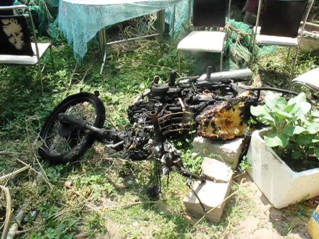 Vợ đ&aacute;nh thức để cằn nhằn, chồng ch&eacute;m vợ rồi tự thi&ecirc;u