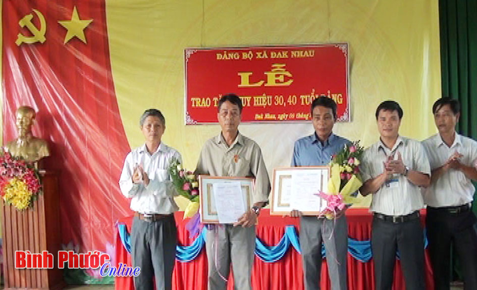 Đảng ủy x&atilde; Đắk Nhau, huyện B&ugrave; Đăng: Th&ecirc;m 3 đảng vi&ecirc;n được trao huy hiệu 40, 30 năm tuổi Đảng