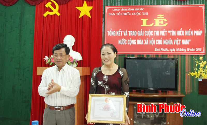 Th&iacute; sinh M&atilde; Thị Xoan đạt giải nhất cuộc thi t&igrave;m hiểu Hiến ph&aacute;p 2013 cấp tỉnh