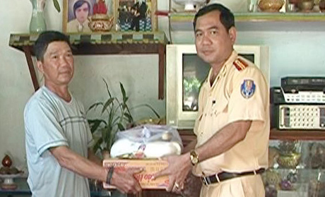 Ban An toàn giao thông huyện Bù Đốp: Thăm, tặng quà 16 gia đình nạn nhân tai nạn giao thông