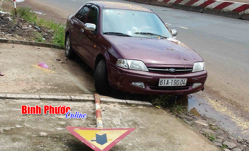 Dắt bộ ngược chiều, xe đạp bị xe ôtô cuốn vào gầm