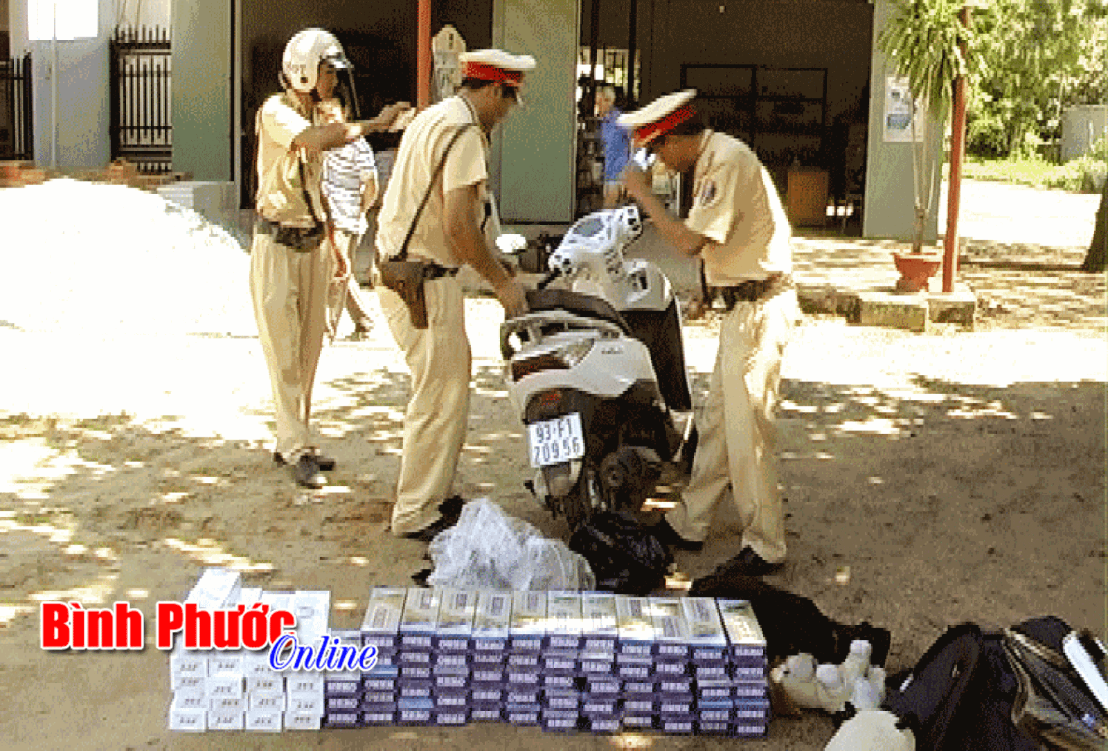 Bắt giữ vận chuyển 790 bao thuốc l&aacute; ngoại nhập lậu