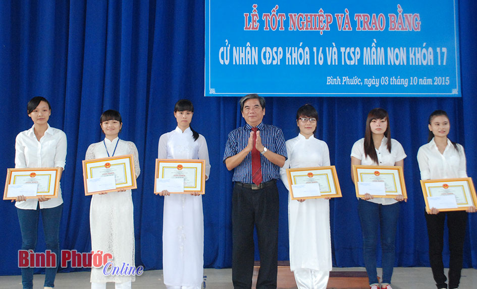 Trường Cao đẳng Sư phạm tỉnh trao bằng tốt nghiệp cho 458 sinh viên
