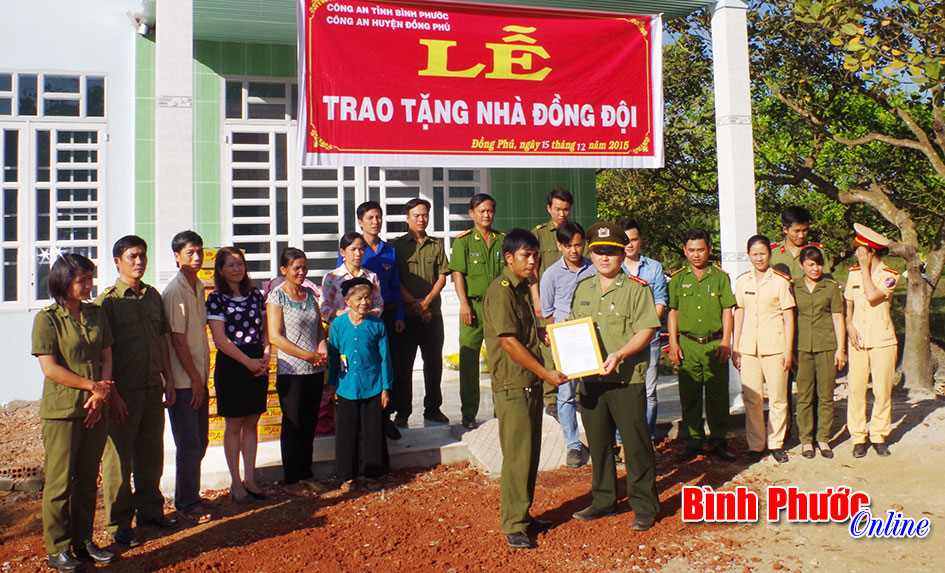 Công an huyện Đồng Phú tặng nhà đồng đội và quà cho hộ nghèo xã Đồng Tiến