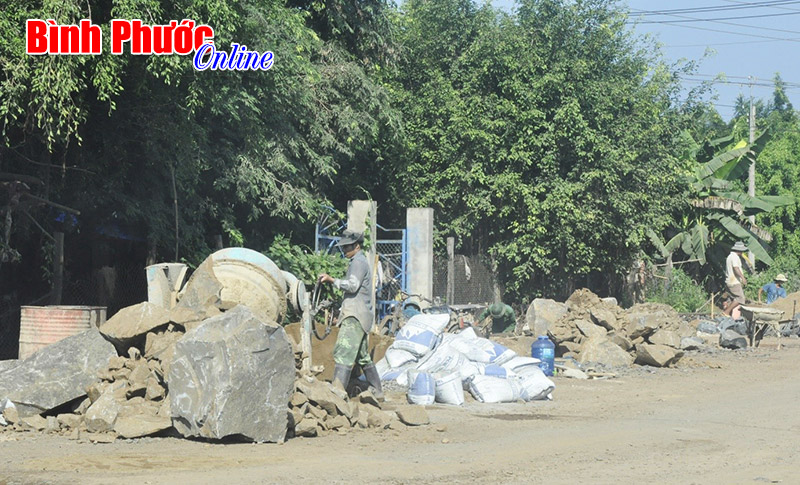 Lộc Ninh: Tr&ecirc;n 85 km đường b&ecirc; t&ocirc;ng v&agrave; sỏi đỏ thực hiện theo Nghị quyết 11