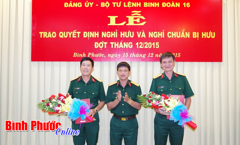 Đảng ủy, Bộ Tư lệnh Binh đo&agrave;n 16 trao quyết định nghỉ hưu v&agrave; nghỉ chuẩn bị hưu