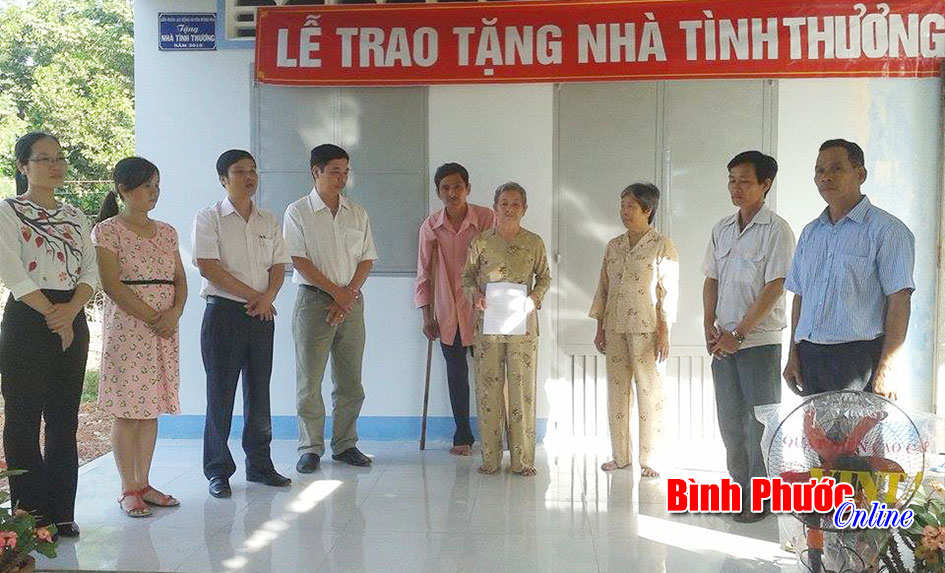 Liên đoàn Lao động huyện Đồng Phú trao tặng 2 căn nhà tình thương cho hộ nghèo