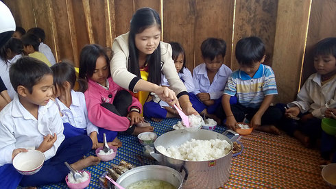 Một khoản lương “cõng” trăm thứ "phí"