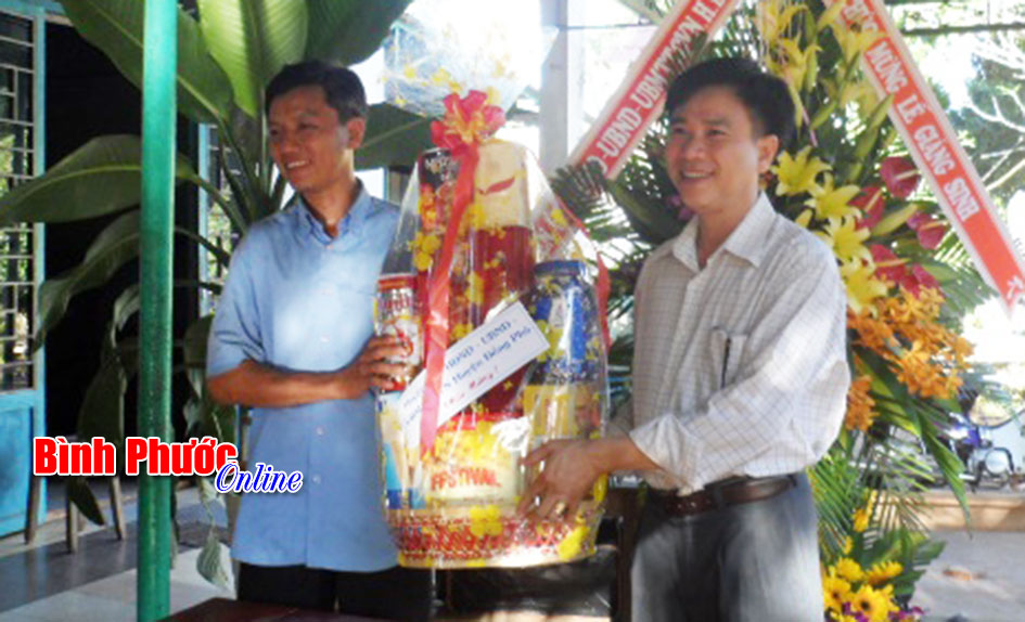 Lãnh đạo huyện Đồng Phú thăm, tặng quà nhân dịp Giáng sinh 2015