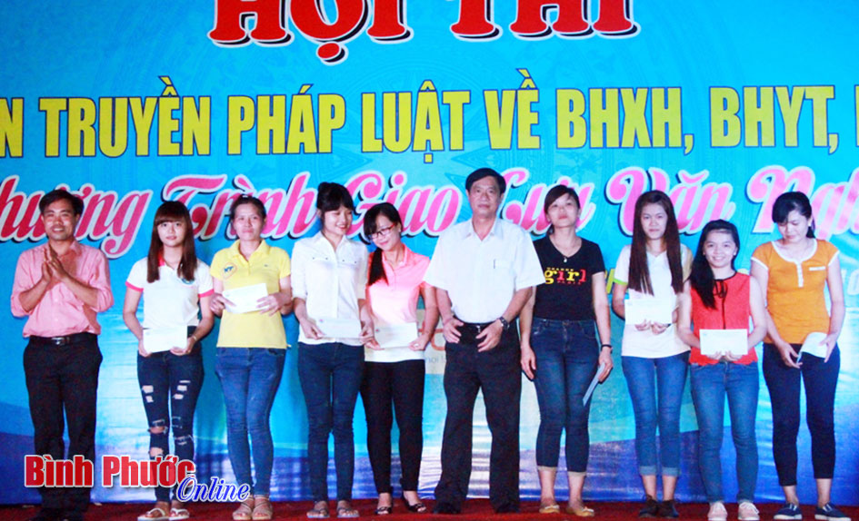 Phổ biến pháp luật về BHXH, BHYT, BHTN cho thanh niên công nhân KCN Bắc Đồng Phú