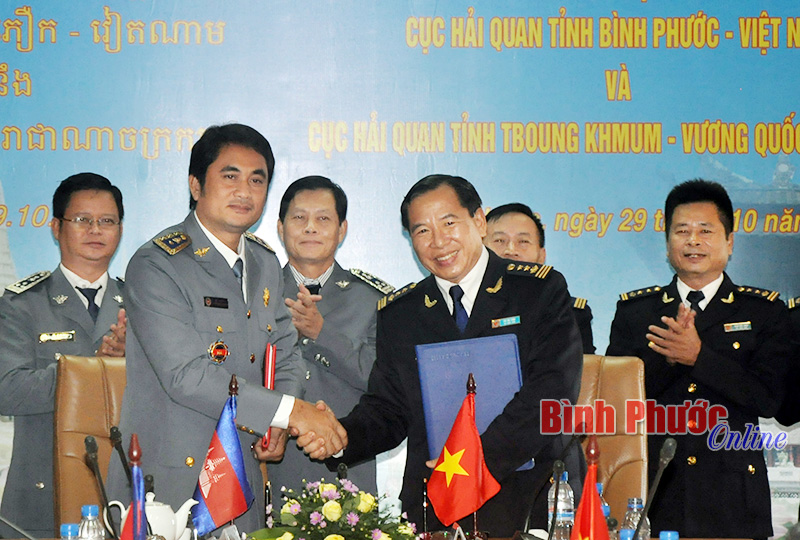 Trao đổi hợp t&aacute;c hải quan B&igrave;nh Phước - Tbong Khmum