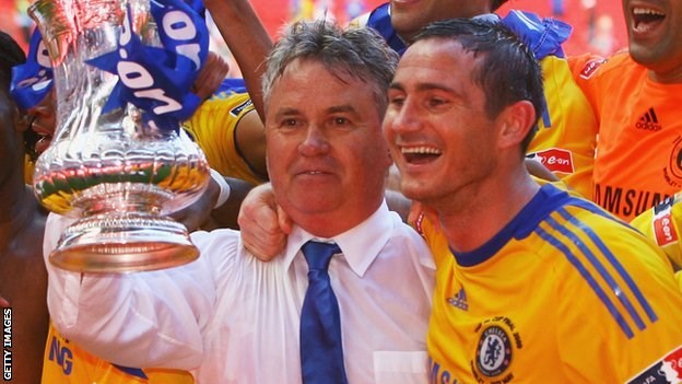 Hiddink chính thức tạm dẫn dắt Chelsea thay Jose Mourinho