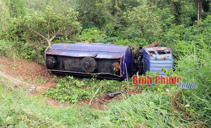Xe lật nhào vì không làm chủ được tốc độ