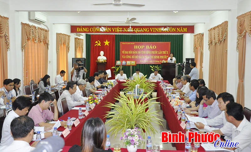 Họp b&aacute;o về Đại hội Đảng bộ tỉnh lần thứ X v&agrave; c&ocirc;ng bố bộ s&aacute;ch Địa ch&iacute; B&igrave;nh Phước