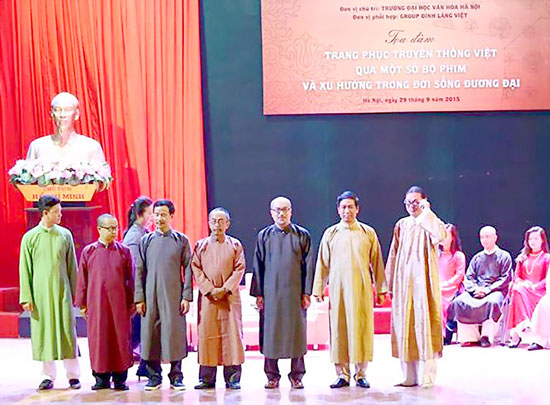 Vẫn l&uacute;ng t&uacute;ng t&igrave;m trang phục thuần Việt