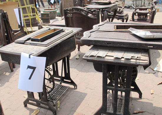 Đ&aacute;nh thuốc m&ecirc; &ocirc;ng b&agrave; để b&aacute;n đồ cổ trong nh&agrave;