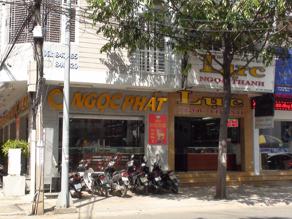 Tạm giữ hai nghi can Trung Quốc li&ecirc;n quan vụ b&aacute;n gần 60 kg v&agrave;ng giả 