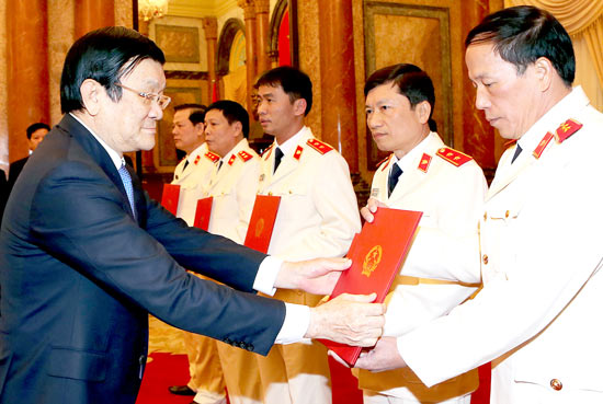 Trao quyết định bổ nhiệm kiểm s&aacute;t vi&ecirc;n Viện Kiểm s&aacute;t nh&acirc;n d&acirc;n tối cao