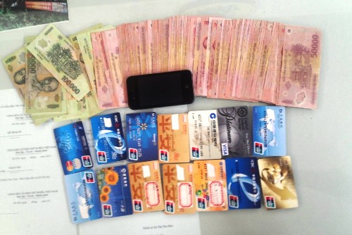 Bắt 3 người nước ngo&agrave;i d&ugrave;ng thẻ ATM giả r&uacute;t tiền