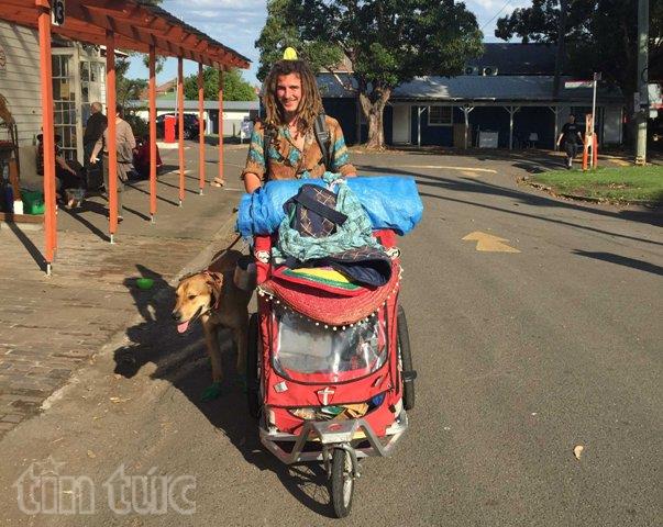 Gặp “kẻ khùng” đi bộ gây quỹ cho trẻ khiếm thị Việt Nam