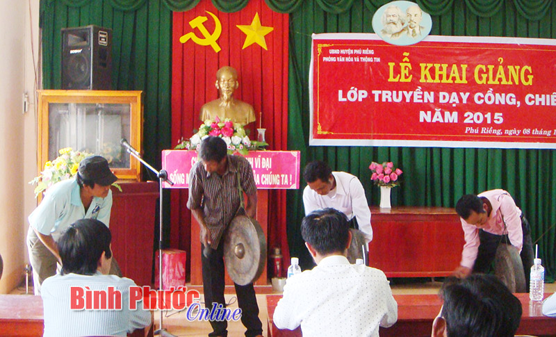 Khai giảng lớp đ&aacute;nh cồng, chi&ecirc;ng ở Ph&uacute; Riềng