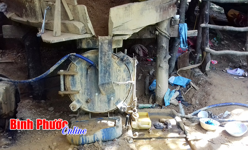 Khai th&aacute;c v&agrave;ng ở x&atilde; Ph&uacute; Riềng l&agrave; tr&aacute;i ph&eacute;p?