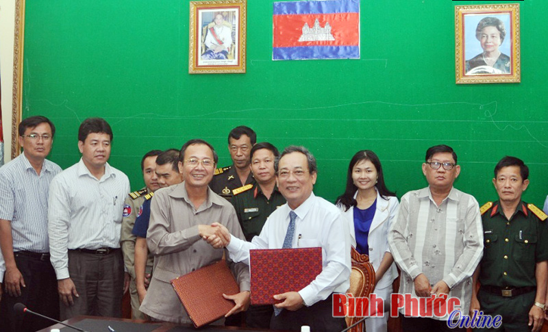 K&yacute; kết thỏa thuận t&igrave;m kiếm h&agrave;i cốt liệt sĩ m&ugrave;a kh&ocirc; 2015-2016