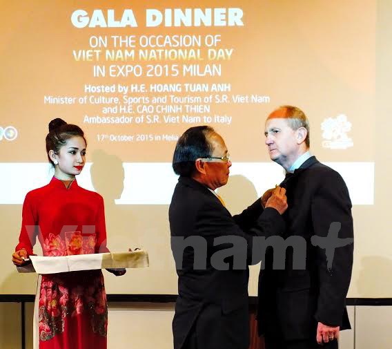 Trao tặng Kỷ niệm chương cho nguy&ecirc;n Đại sứ Italy tại Việt Nam