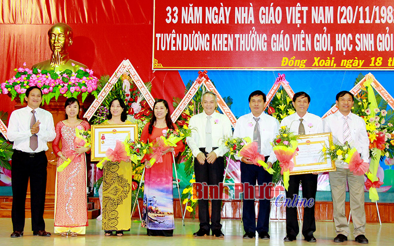 Kỷ niệm Ngày nhà giáo Việt Nam: Tuyên dương giáo viên và học sinh tiêu biểu