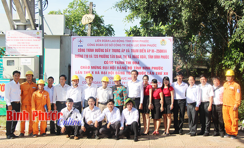 Gắn bảng c&ocirc;ng tr&igrave;nh đường d&acirc;y trung, hạ &aacute;p v&agrave; trạm biến &aacute;p III - 250KVA