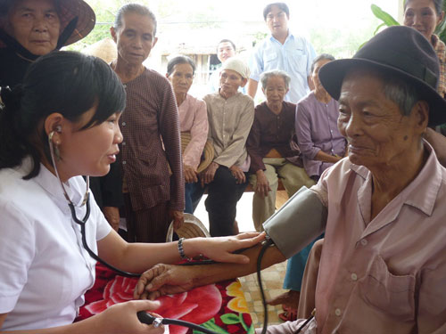 Lộc Ninh: 100% người cận nghèo có thẻ BHYT