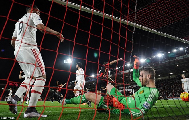 M.U thua sốc Bournemouth, Manchester City tạm trở lại ngôi đầu