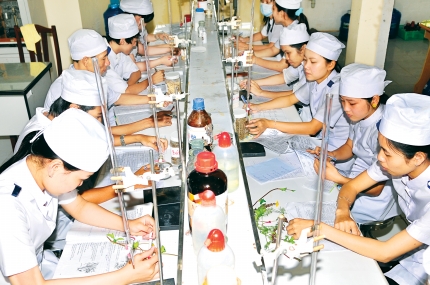 Phải chăm sóc sức khỏe cho lao động nữ