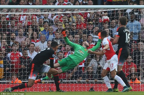 Arsenal ghi 3 bàn trong 20 phút, đè bẹp MU